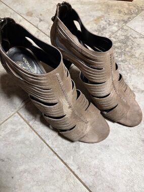 Donald J. Pliner Taupe Suede Cutout Peep-Toe Booties 9 EUC